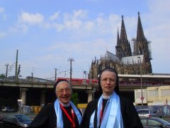 Schwester M. Jutta und Schwester M. Franziska vor dem Kölner Dom