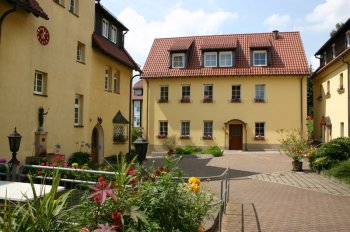 Innenhof unseres Klosters mit dem Gästehaus St. Josef