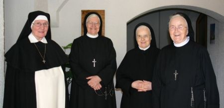 Mutter Oberin mit den Jubilarinnen vor dem Gottesdienst