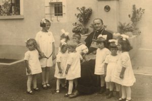 Bischof Schreiber mit Kindern im Jahr 1928 Bischof Schreiber mit Kindern im Jahr 1928