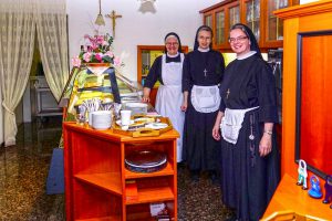 unser Klostercafé mit unserem Schwesterntrio unser Klostercafé mit unserem Schwesterntrio