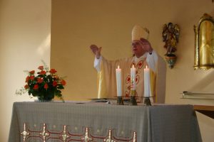 Bischof Heinrich segnet die Jubilarin