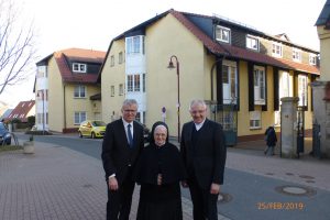 von rechts: Herr Bischof, Generaloberin Schw. Daniela, Herr Caritasdirektor Mitzscherlich